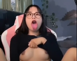 Dera Anjela Viral Cantik Yang Hobby Melet